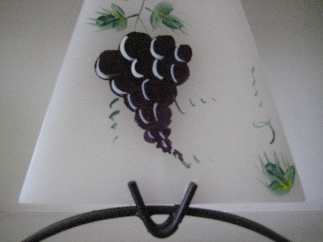 Dekorativní aromatizovaná svíčka malovaná'Víno',se stojánkem.Barva:bílá Rozměr:-v-24-š-14cm