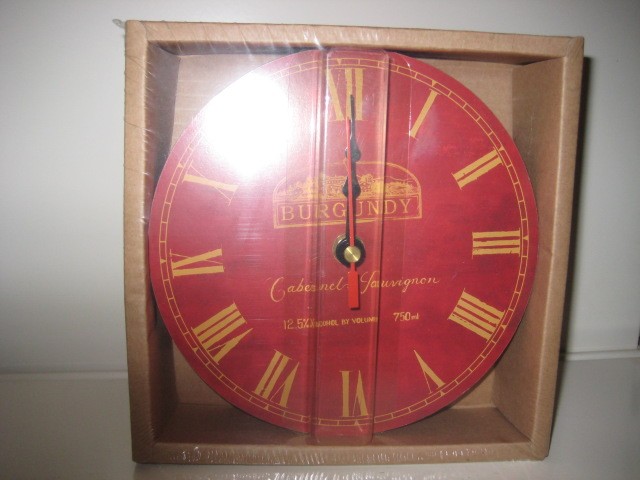 Hodiny dřevěné na tužkovou baterii.Barva:červ