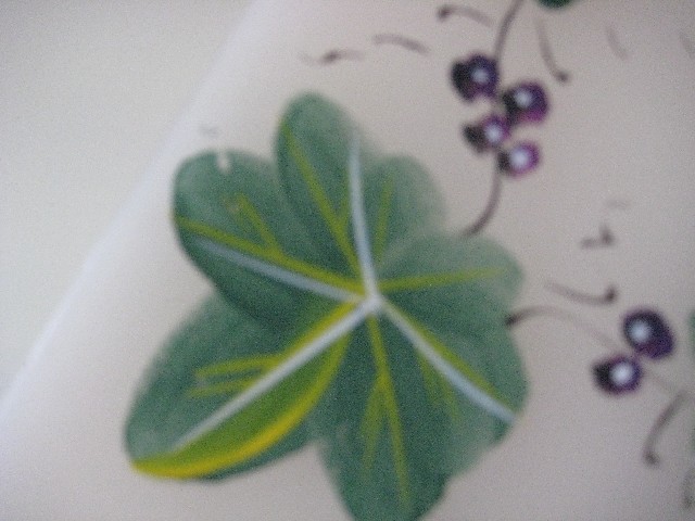 Malovaná aromatizovaná svíčka se stojánkem'Víno'Barva:bílá Rozměr:-v-16-š-15-v-se stojánkem-v-20cm.