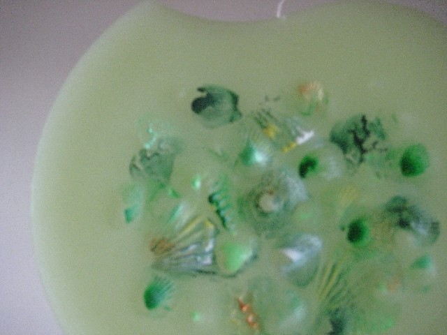 Malovaná svíčka se stojánkem'Seafruits'Barva:zelená Průměr:14cm-v-se stojánkem 17cm.