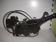 Stojan na víno zdobený listy.