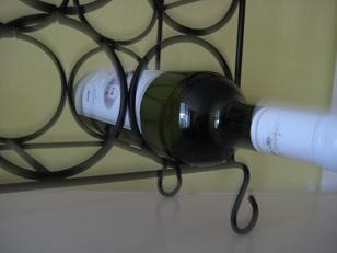 Stojan na víno,barva hnědá,materiál-kov,rozměr:46x31cm.