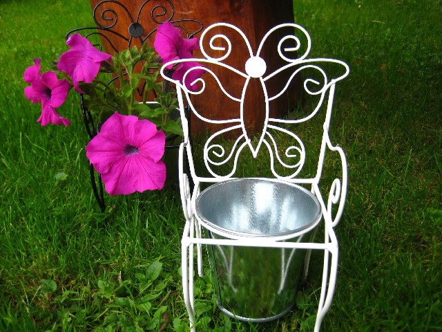 Židlička kovová s květináčem,v-25-š-12cm.Barva černá