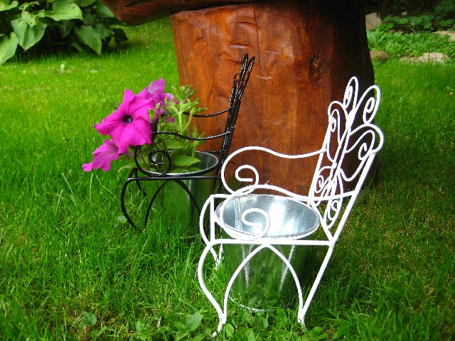 Židlička kovová s květináčem,v-25-š-12cm.Barva černá